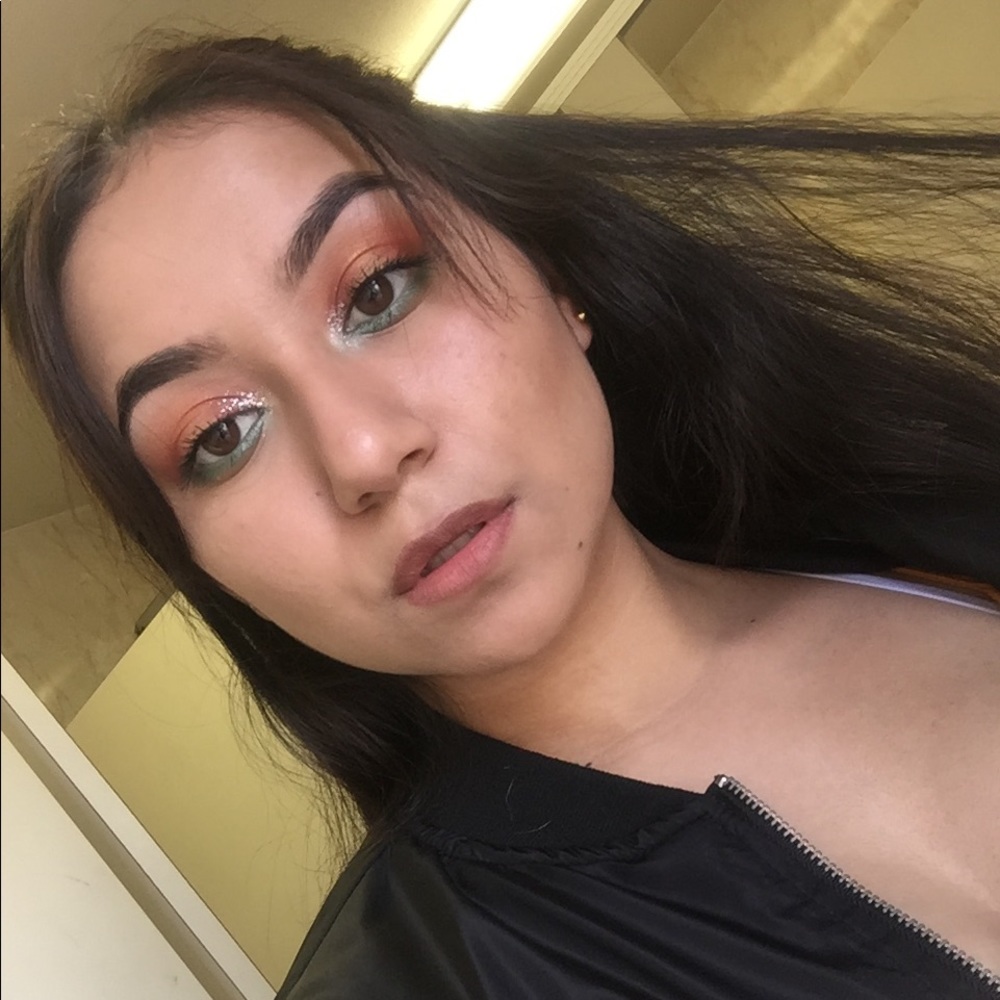 Meet your Posher, Elisia